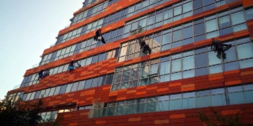 Örümcek adamların gökdelen eğlencesi