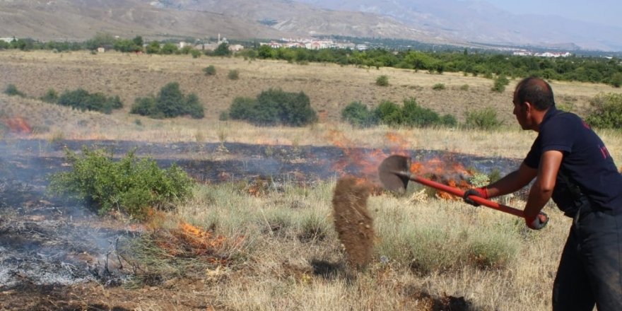 Sıcak hava Erzincan’da yangınları artırdı
