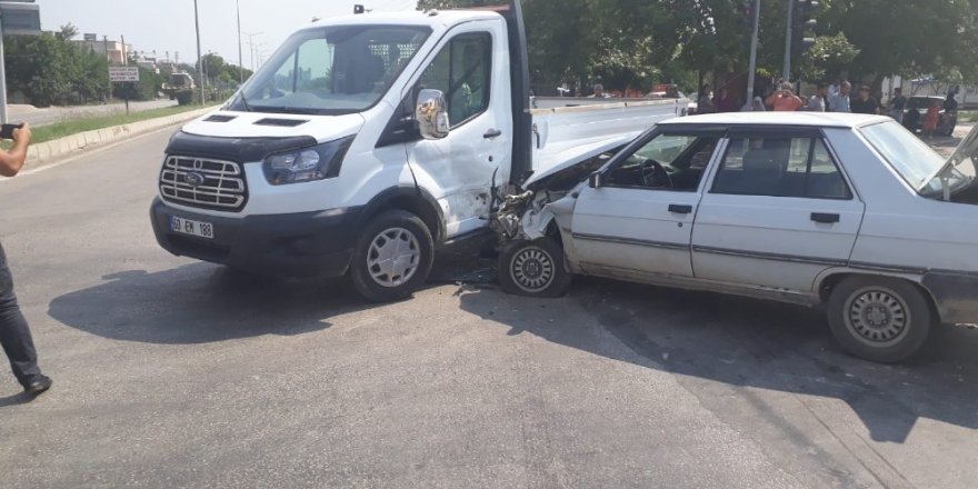 Otomobil ile kamyonetin çarpıştığı kaza kamerada