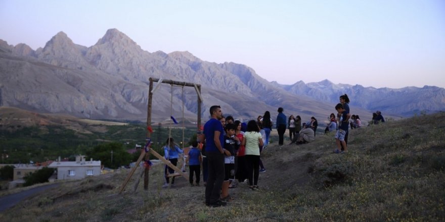 Karadeniz değil, Demirkazık etekleri