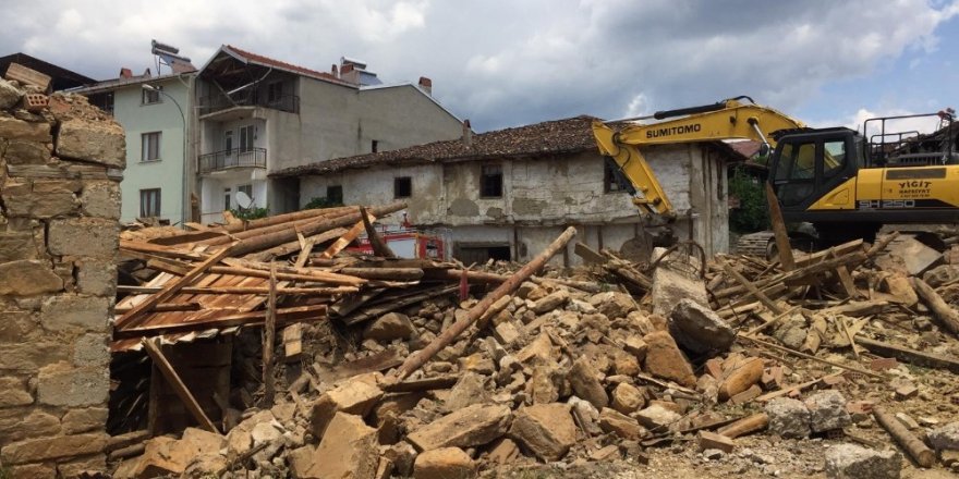 Pazarlar’da metruk binalar temizleniyor