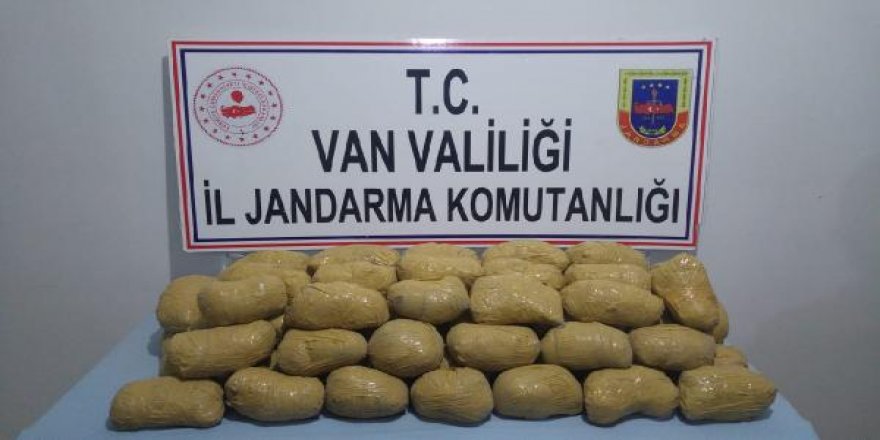 İran sınırında çuvallar içerisinde 75 kilo eroin ele geçirildi