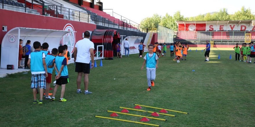 Karaköprü’de geleceğin futbolcuları yetişiyor