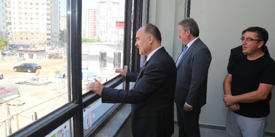 Vali Günaydın Okul İnşaatında İncelemelerde Bulundu