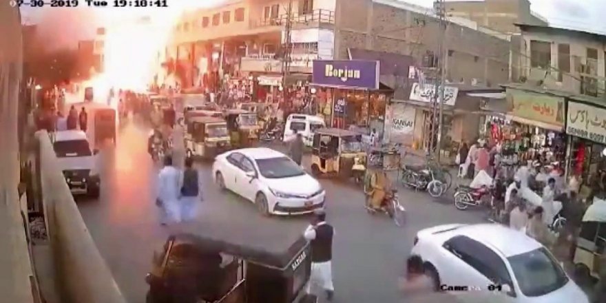 Pakistan’daki patlama güvenlik kamerasında