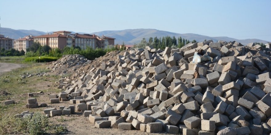 Şuhut Belediyesinden parke taşlarına alanlara uyarı