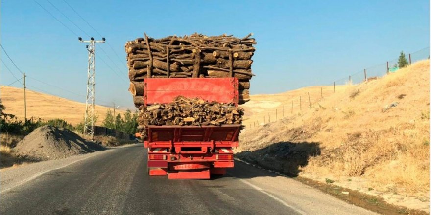 Siirt’te yük dolu kamyonun tehlikeli yolculuğu