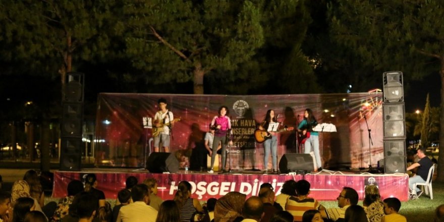 Akhisar’da açık hava konserleri büyük ilgi görüyor