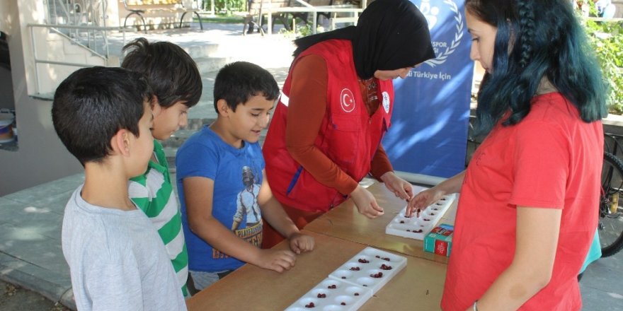 Cami avlusunda Kur’an kursu sonrası oyun keyfi