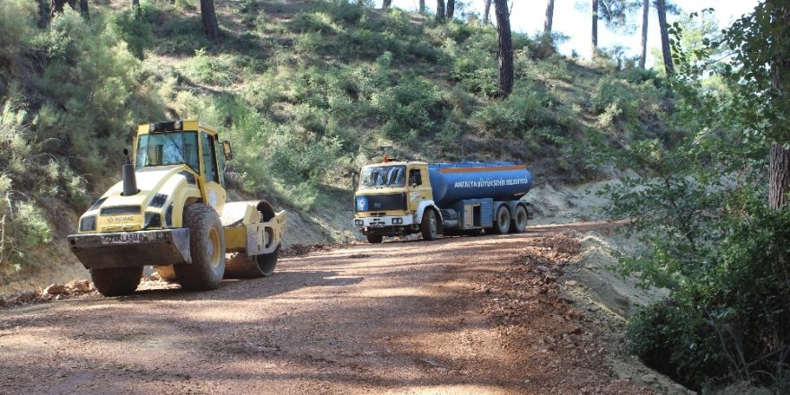 Büyükşehir Kumluca’da yol yapım çalışmalarını sürdürüyor