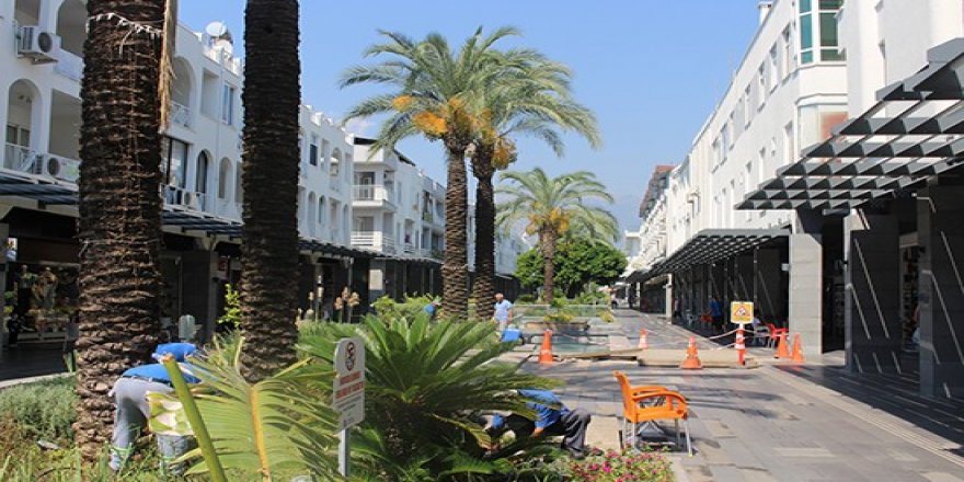 Büyükşehir Kemer’de Atatürk ve Liman caddeleri temizledi