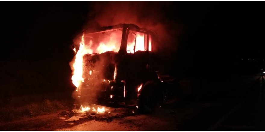 Seyir halindeki tır alev alev yandı