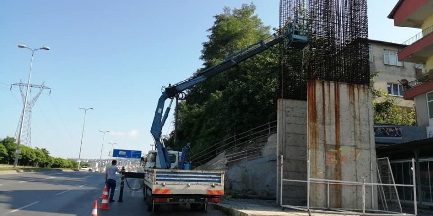 Yanlış yapılan üst geçit sökülmeye başlandı