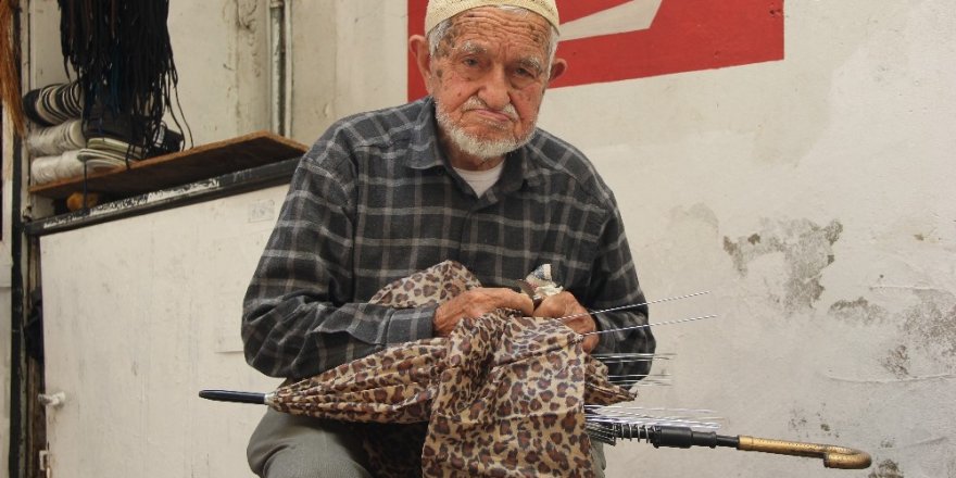 Senelere meydan okuyan şemsiye tamircisi