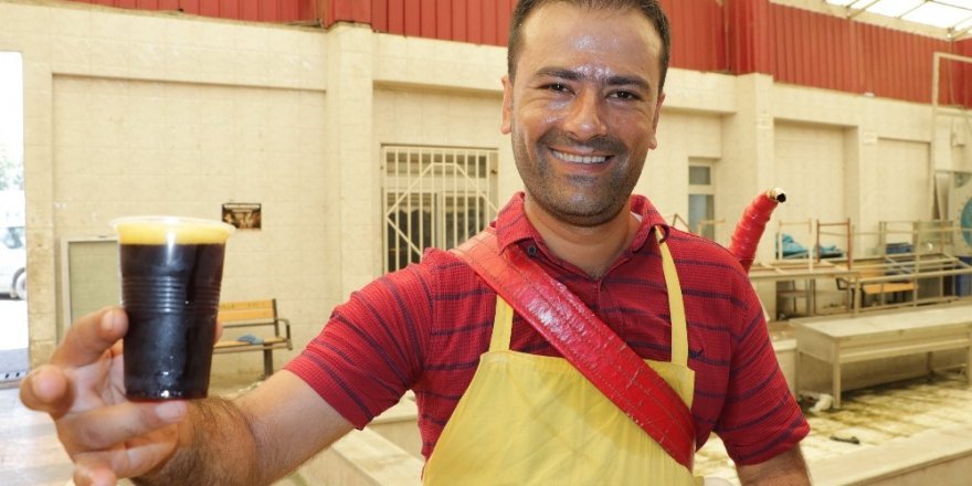 Evini geçindirmek için her gün 20 kilometre yürüyor