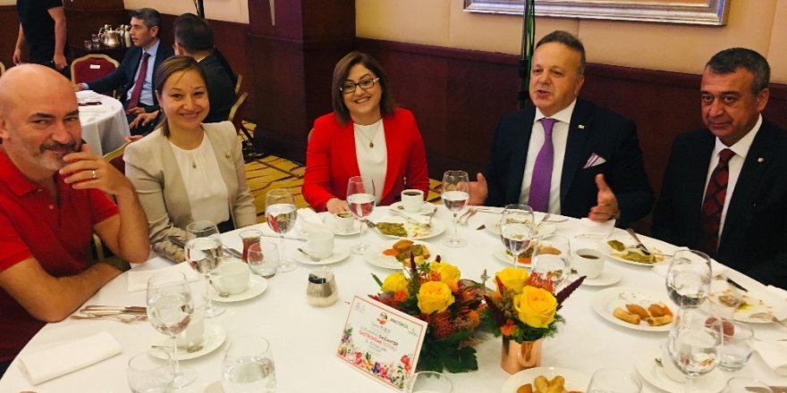 Fatma Şahin Gastronomi Festivali’nin tanıtım toplantısında elleriyle katmer yaptı