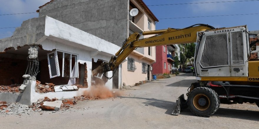 Yüksek gerilim hattı altındaki kaçak binalar yıkıldı