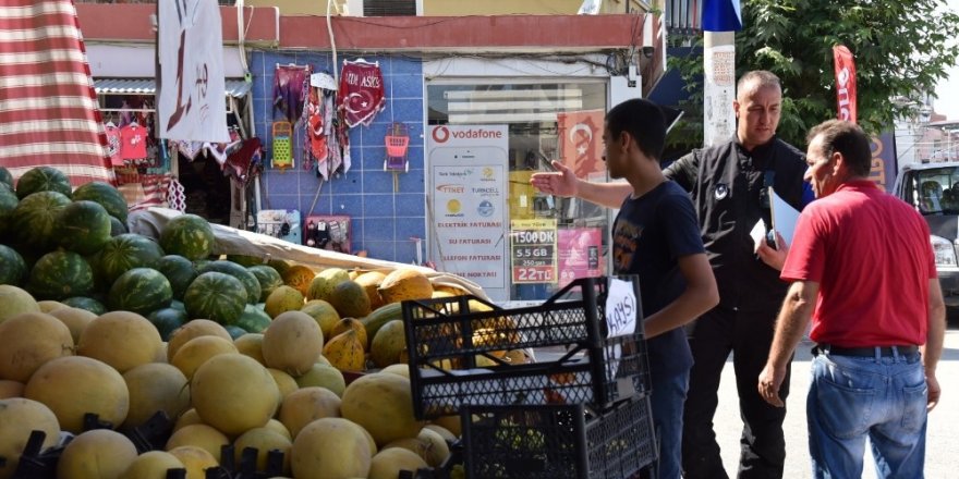 Toroslar zabıtası, kaldırım işgaline karşı denetim yaptı