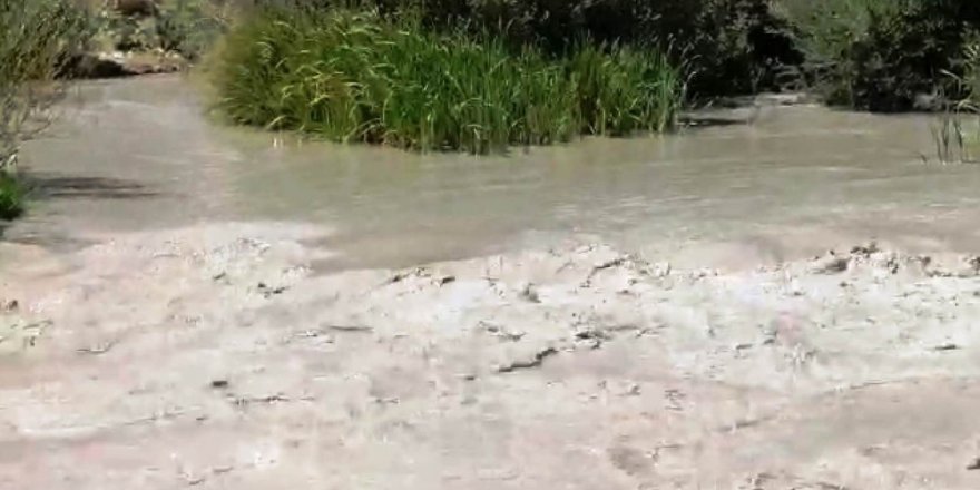 Tohma çayında çamur akıyor