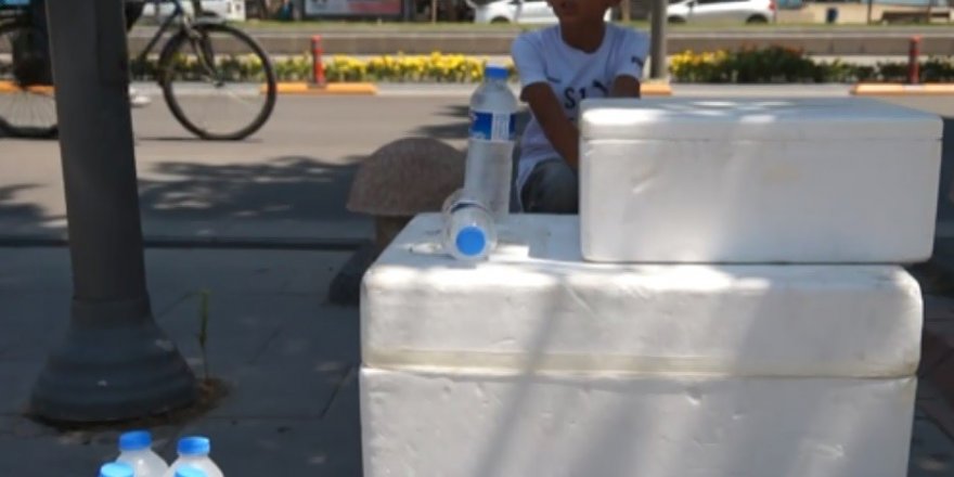 Su satarak bayram harçlıklarını çıkarıyorlar