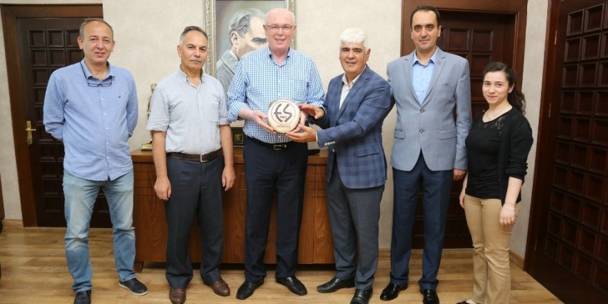 Seyyar Tuhafiyeciler ve İşportacılar Odası’nda Başkan Kurt’a ziyaret