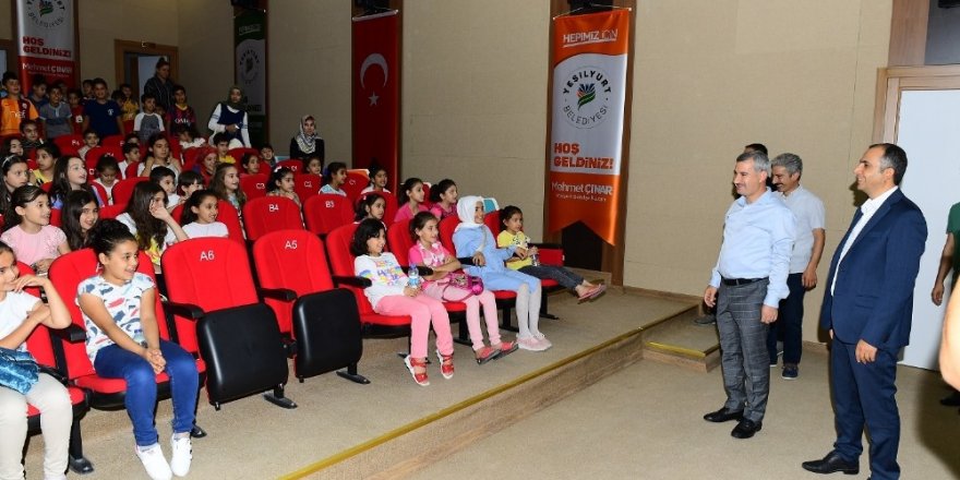 Başkan Çınar çocuklarla birlikte çizgi film izledi