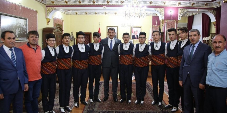 Şampiyon ekipten Vali Ayhan’a ziyaret