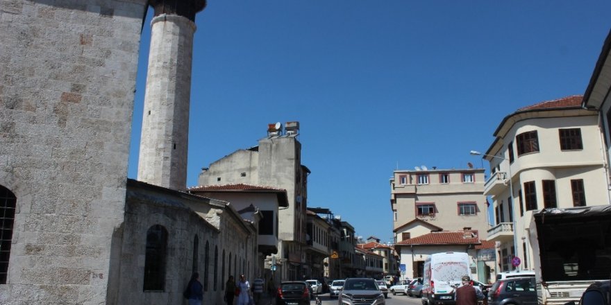 Dünyanın ilk aydınlatılan caddesi araç trafiğine kapatılıyor
