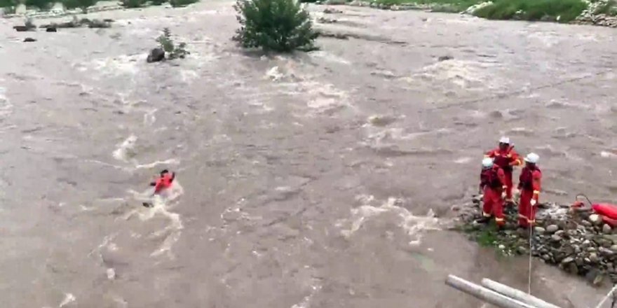 Nehirde mahsur kalan köylüleri itfaiye halatla kurtardı