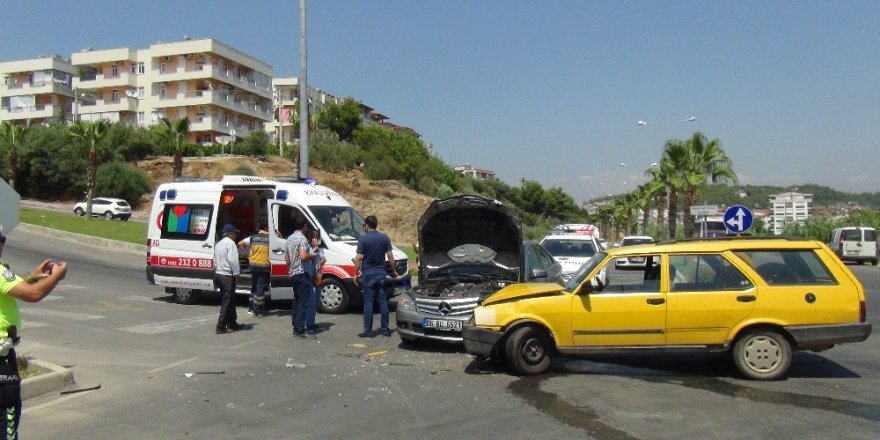 Manavgat’ta otomobiller çarpıştı: 4 yaralı