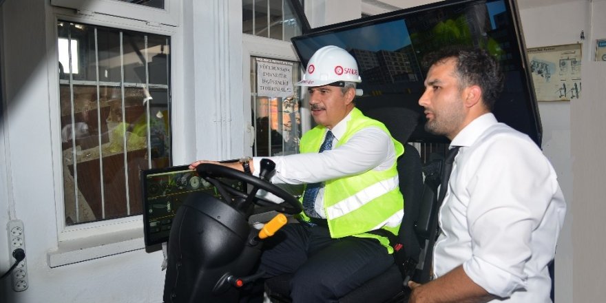 Kırşehir’de Vali Akın, Forklift Simülatör Aracını tanıttı