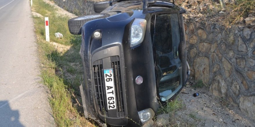 Kontrolden çıkan araç devrildi: 2 yaralı
