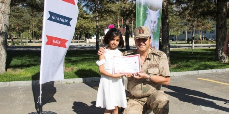 Trafik uygulamasına katılan çocuklara katılım belgesi