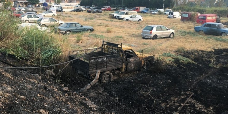 Yeddiemin deposunda çıkan yangında araçlar kül oldu