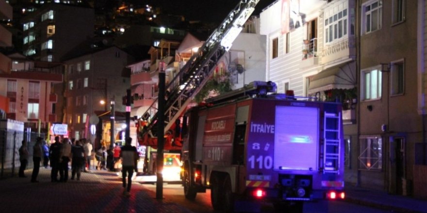 Buzdolabından çıkan yangın bina sakinlerini sokağa döktü