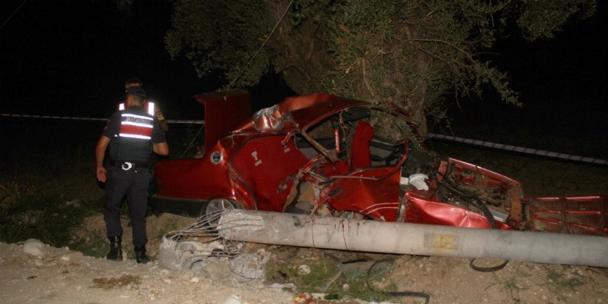 Kontrolden çıkan otomobil elektrik direğine çarptı: 2 ölü