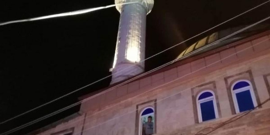Cami minaresinde intihara kalkıştı, bayıldı