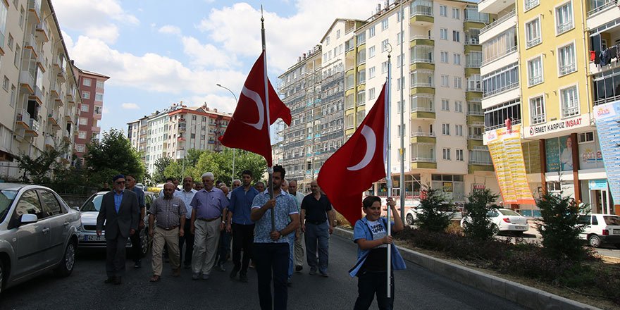 Düğünlerde bayrak dikme geleneği sürdürülüyor