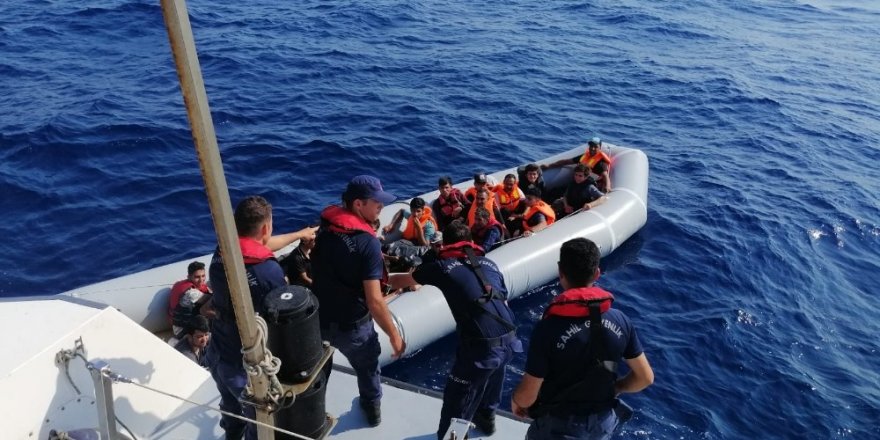 Lastik botla kaçmaya çalışan göçmenler yakalandı