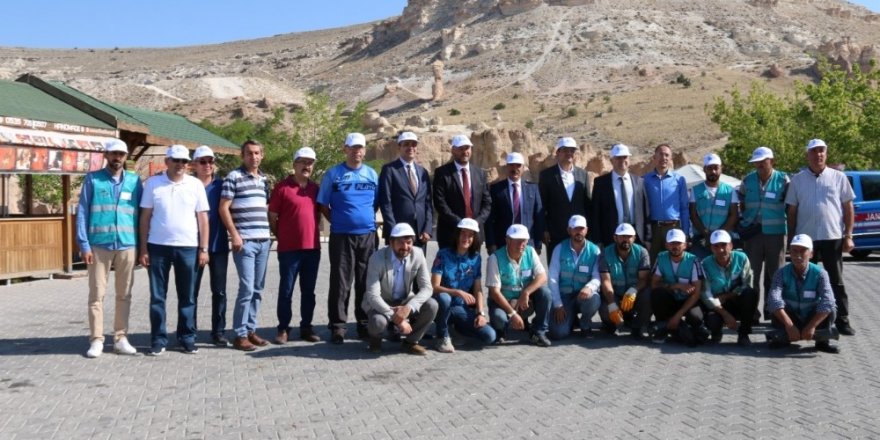 Rektör Bağlı ve protokol üyeleri yükümlüler ile birlikte temizlik yaptı
