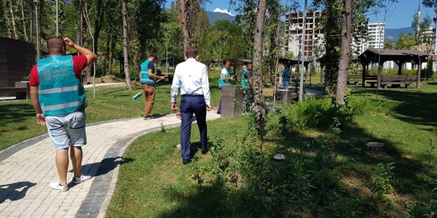 Vatandaşların gözdesi Şehir Parkı hükümlüler tarafından temizlendi