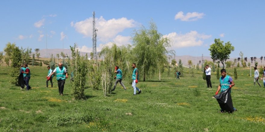 Yükümlüller kentsel dönüşüm alanında temizlik yaptı