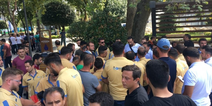 İşten çıkarılan İSPARK çalışanları İBB önünde basın açıklaması yaptı