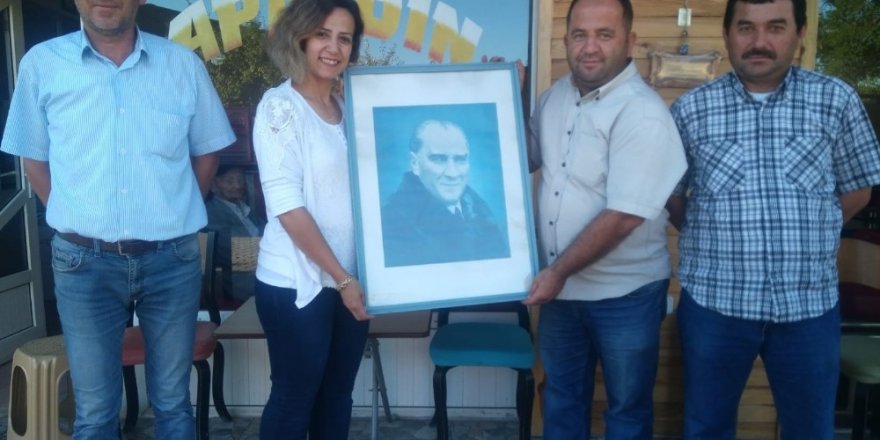 İşçiler çöpte buldukları Atatürk portresini temizleyip kadın muhtara hediye etti