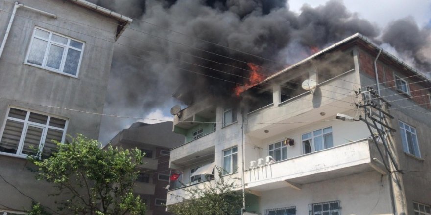 Çatıyı saran alevler yandaki binaya sıçradı, ekipler alarma geçti