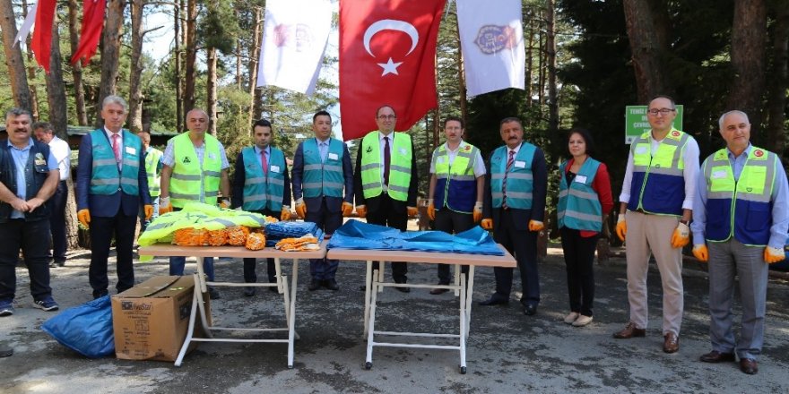 Denetimli serbestlik hükümlüleri Kafkasör Yaylası’nı temizledi