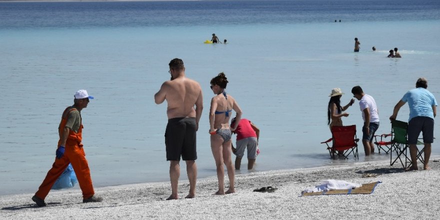 Salda Gölü’nde 3 römork çöp toplandı