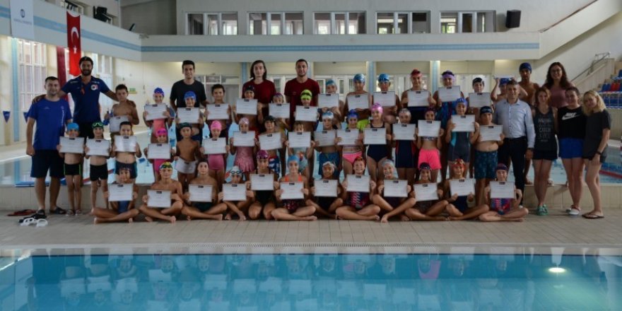 Minik yüzücülerin sertifika heyecanı