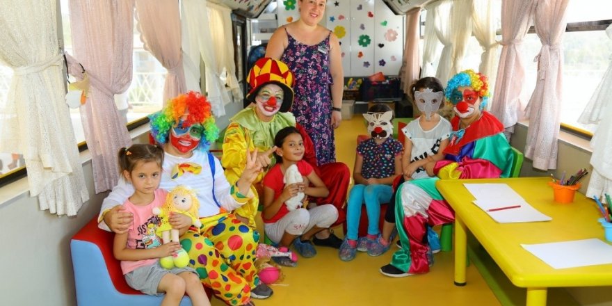 Gezici Oyun Evinde tiyatro ve palyaço sevinci