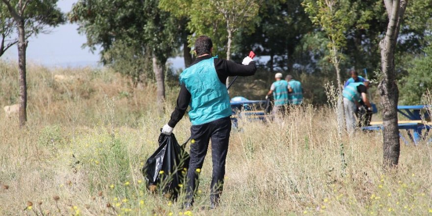 Denetimli serbestlik hükümlüleri çevre temizliği yaptı